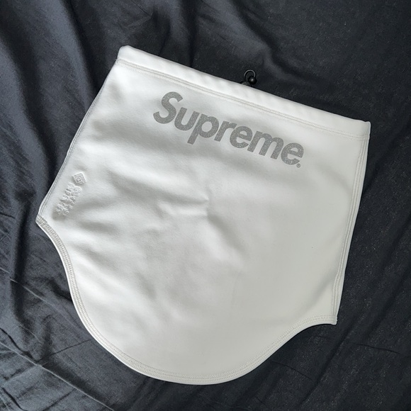 SUPREME Windstopper Neck Gaiter in White - Picture 4 of 5